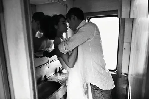 Kha Mỹ Vân và Cao Lâm Viên lãng mạn trên tàu hỏa
