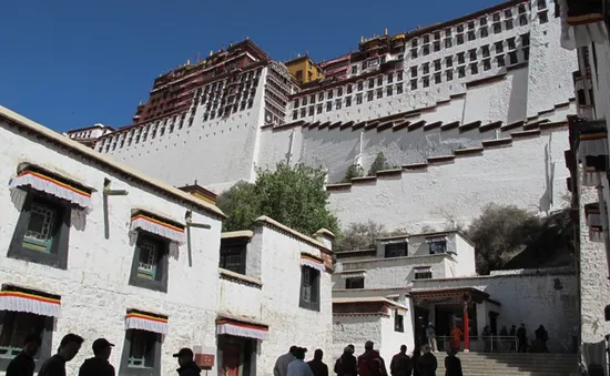 Thăm cung điện cao nhất thế giới- Potala