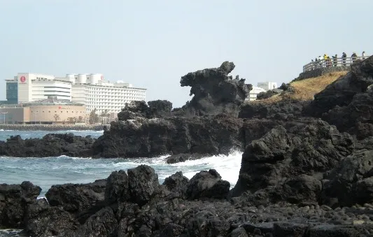Đến đảo Jeju ngắm... đá đen
