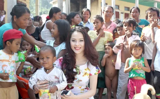 Á hậu Thái Như Ngọc thăm tộc người Arem sau mùa lũ