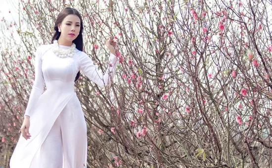Trà Ngọc Hằng quyến rũ trong áo dài trắng tinh khôi ngày xuân muộn