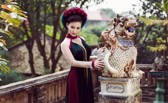 Hoa hậu quý bà Sonya Sương Đặng quý phái với áo dài bên thành cổ Huế