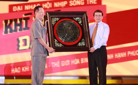 Đàm Vĩnh Hưng, Hồng Nhung tự hào hát dưới cờ Tổ quốc
