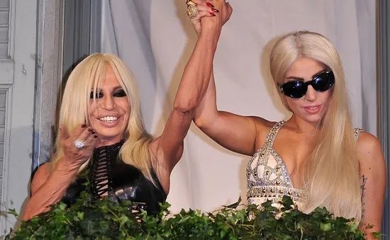 Lady Gaga muốn diện váy cưới của Versace