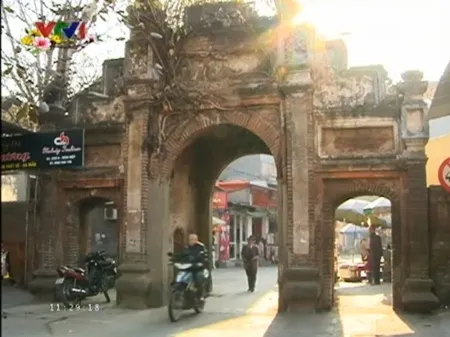 Ngày Tết nghĩ về Cổng làng