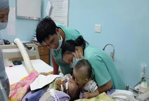 Rớt nước mắt trước “Nụ hôn vĩnh biệt” của Phi Long - Phi Phụng