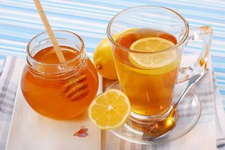 Uống nước chanh pha chút mật ong giúp đào thải virus sởi