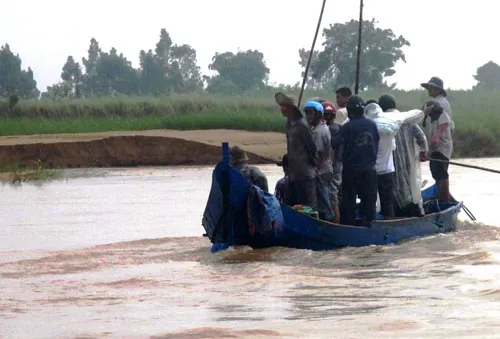 Lật thuyền trên sông Ba, hai mẹ con chết đuối