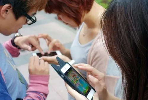 Bạn bỏ lỡ những gì khi quá say mê smartphone?