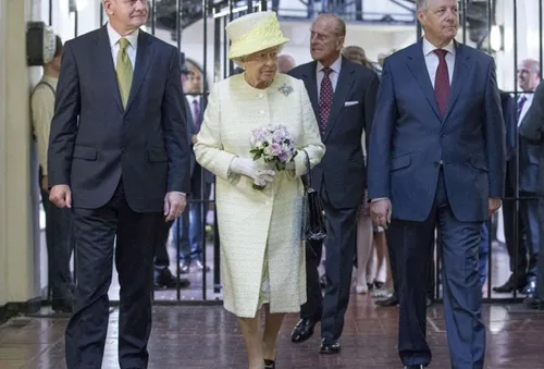 Nữ hoàng Elizabeth II thăm di tích nhà tù Belfast