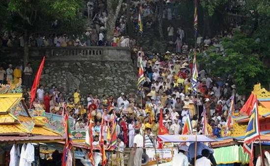 TT-Huế: Hàng vạn du khách đến dự Lễ hội Hòn Chén 2014