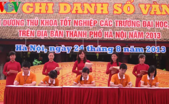 Hà Nội tổ chức lễ tuyên dương 123 thủ khoa xuất sắc