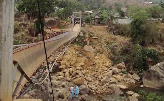 Huy động làm cầu tạm cho dân vùng sập cầu ở Lai Châu