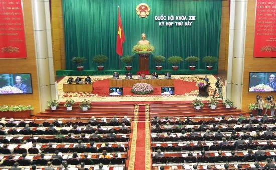 Quốc hội thảo luận và nghe đọc tờ trình các dự án luật