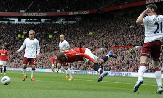 "Kịch sĩ" Man Utd bất ngờ lọt mắt xanh "cựu thù"