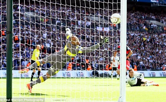 Bobby Zamora ghi bàn thắng trị giá 134 triệu bảng giúp QPR trở lại Premier League