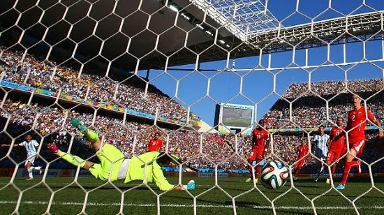 Tội đồ Lichtsteiner "khóc hận" sau khi báo hại Thụy Sĩ