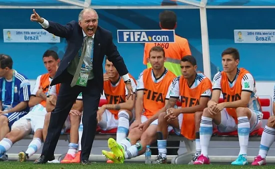 HLV Argentina suýt "ngất" sau pha hỏng ăn đáng tiếc của Higuain