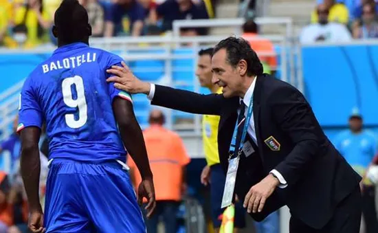 HLV Prandelli chê bai trò cũ: Balotelli bị "ảo tưởng sức mạnh"