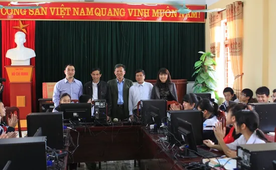 Quỹ Tấm lòng Việt trao tặng máy vi tính cho trường THCS xã Minh Tân