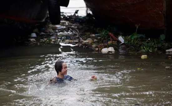 Vừa đi vừa khóc: Ngắm Minh Hằng nhí nhố ở hậu trường