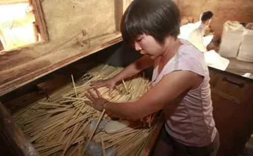 Đũa Trung Quốc “tẩm” chất độc
