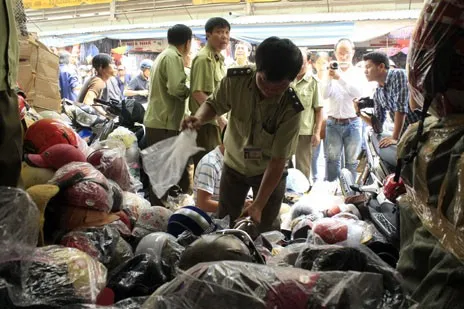 Chưa nhất quán việc xử phạt mũ bảo hiểm