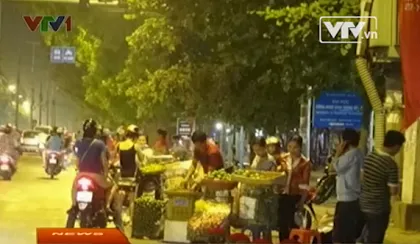 Hàng chợ đội lốt đặc sản xuống vỉa hè