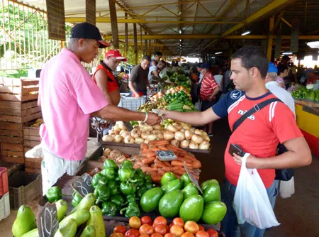 Cuba tạo điều kiện cho nhân dân mua hàng hóa 