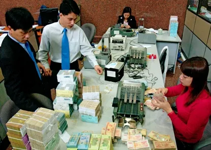 Dư thừa vốn, nhiều ngân hàng giảm lãi suất