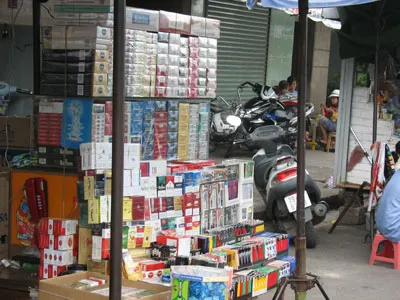 Thuốc lá lậu ngang nhiên bán công khai tại Hà Nội 