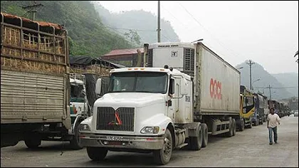 Xe nông sản ùn tắc hàng chục km tại cửa khẩu Tân Thanh