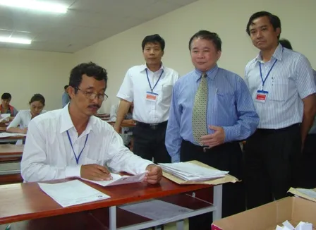 Thứ trưởng Bùi Văn Ga kiểm tra công tác chấm thi ĐH tại TP.HCM