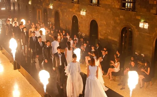 VNTM 2013: Top 18 lúng túng khi catwalk với lửa