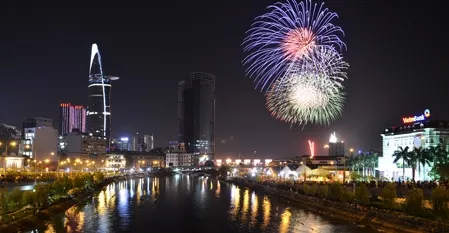 Nhìn lại không khí đón giao thừa tại Hà Nội và TP Hồ Chí Minh