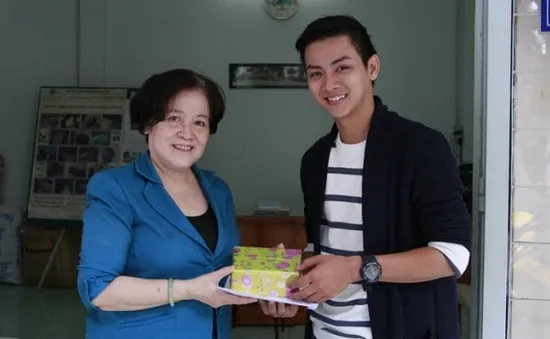 Hoài Lâm trích giải thưởng ở "Gương mặt thân quen" làm từ thiện