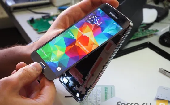 Chưa ra mắt, Galaxy S5 đã bị "mổ xẻ"