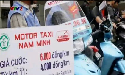 Motor taxi: Lựa chọn của các sĩ tử trong mùa thi