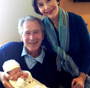 Vợ chồng cựu Tổng thống George Bush lên chức