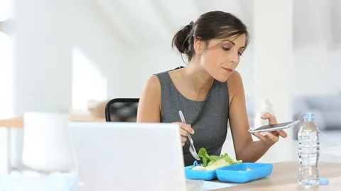 Thói quen xấu "bóp nghẹt" dạ dày dân công sở