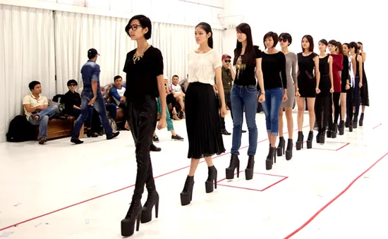 Hoàng Thùy mặt mộc tập catwalk