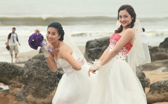 Bảo Anh thẹn thùng mặc váy cưới