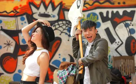Hoàng Thùy Linh và 365 Daband chụp hình "siêu quậy" giữa nắng nóng