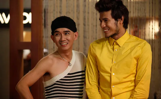 Bếp hát tập 6: Minh Thuận lăng xê mốt áo lệch vai “phi giới tính”