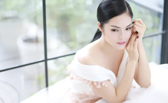 Dương Cẩm Lynh xúng xính thử váy áo dự Liên hoan phim Việt Nam tại Pháp