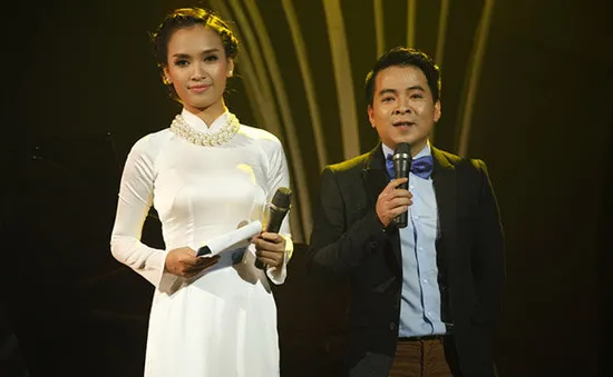 Nhà báo Chu Minh Vũ không ngại khi đứng cạnh bạn dẫn siêu mẫu 