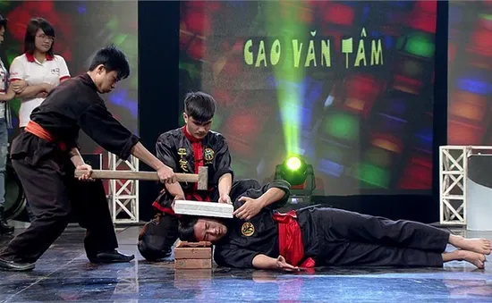 Dám làm không: Thót tim với kiếm xuyên qua cơ thể (21h30, VTV6)