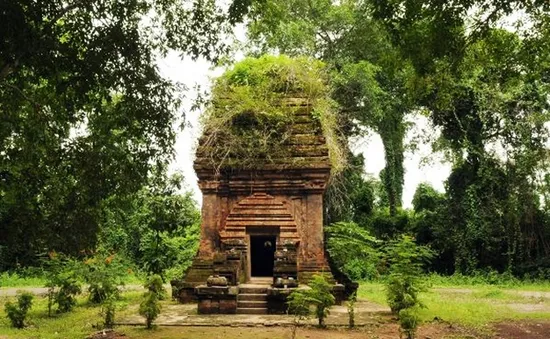 Trùng tu tháp Chăm cổ duy nhất tại Tây Nguyên