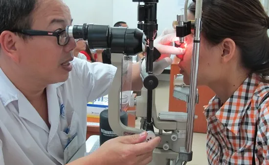 Nhìn nhau có bị lây bệnh đau mắt đỏ?