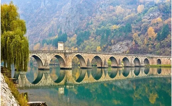 Cầu Drina nổi tiếng được trả lại "tấm áo" ban đầu